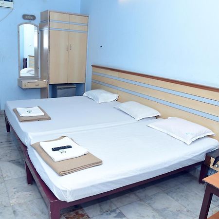 بونديتْشيري Hotel Aditya المظهر الخارجي الصورة